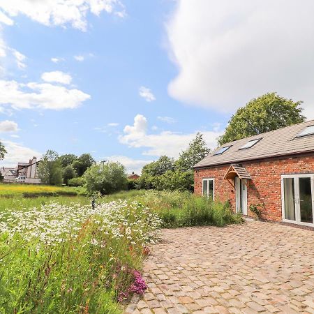 The Stables Villa Frodsham Bagian luar foto