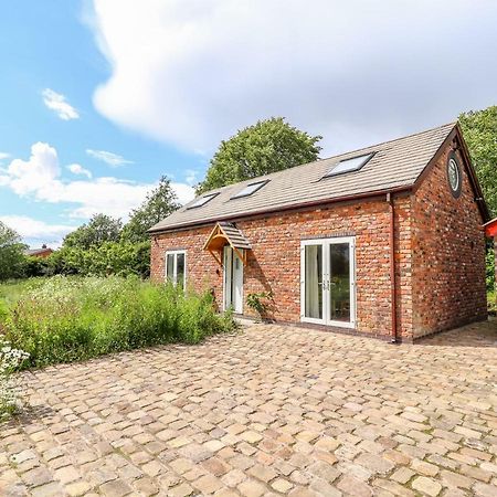 The Stables Villa Frodsham Bagian luar foto