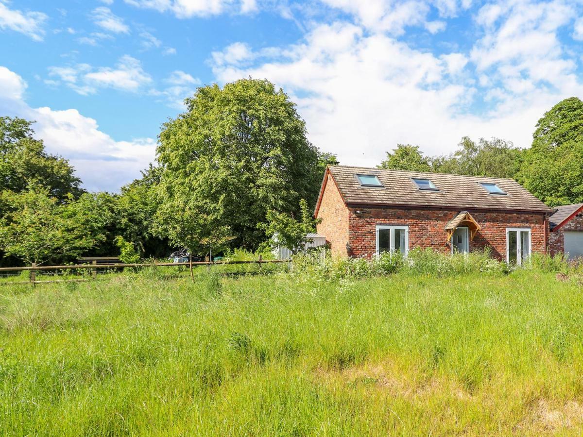 The Stables Villa Frodsham Bagian luar foto