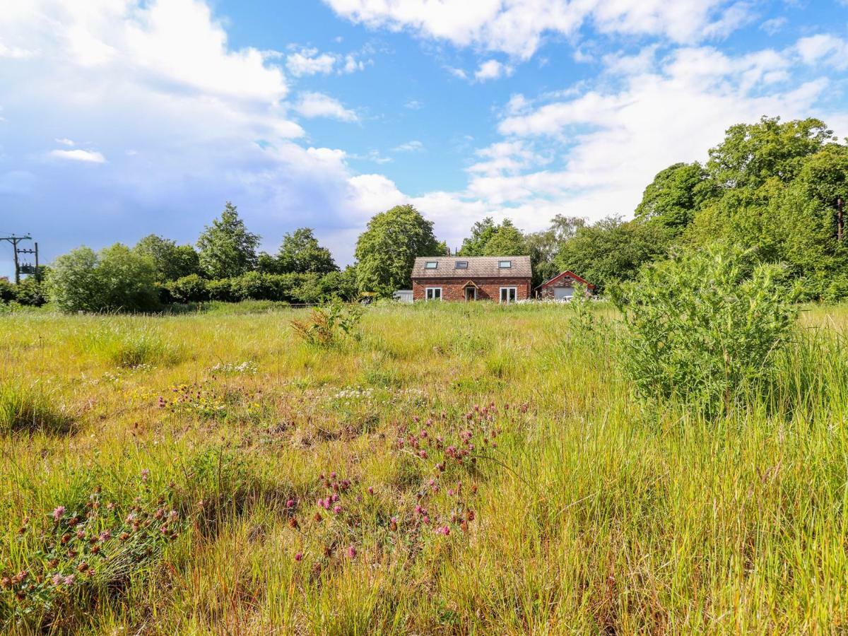 The Stables Villa Frodsham Bagian luar foto