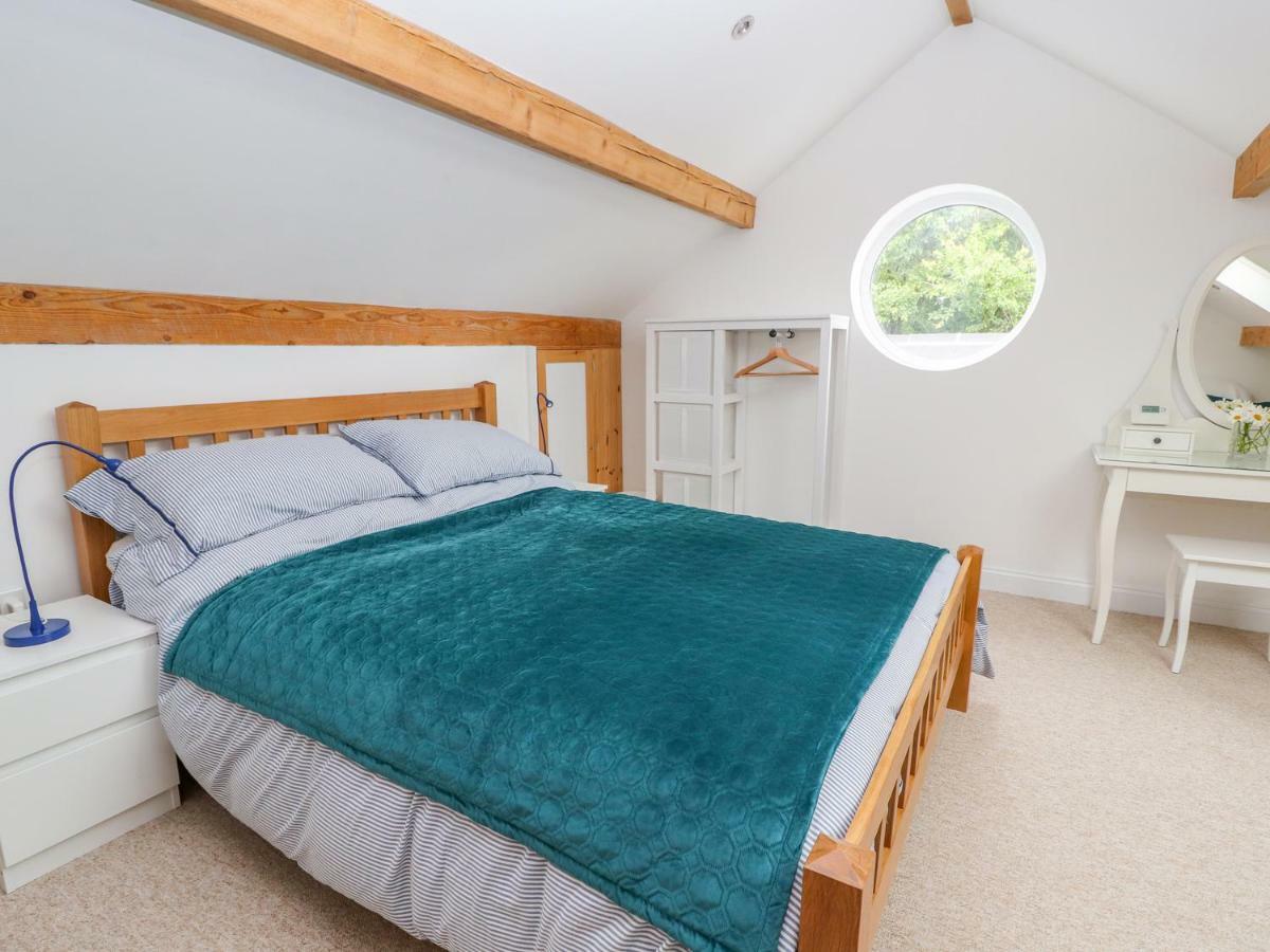 The Stables Villa Frodsham Bagian luar foto